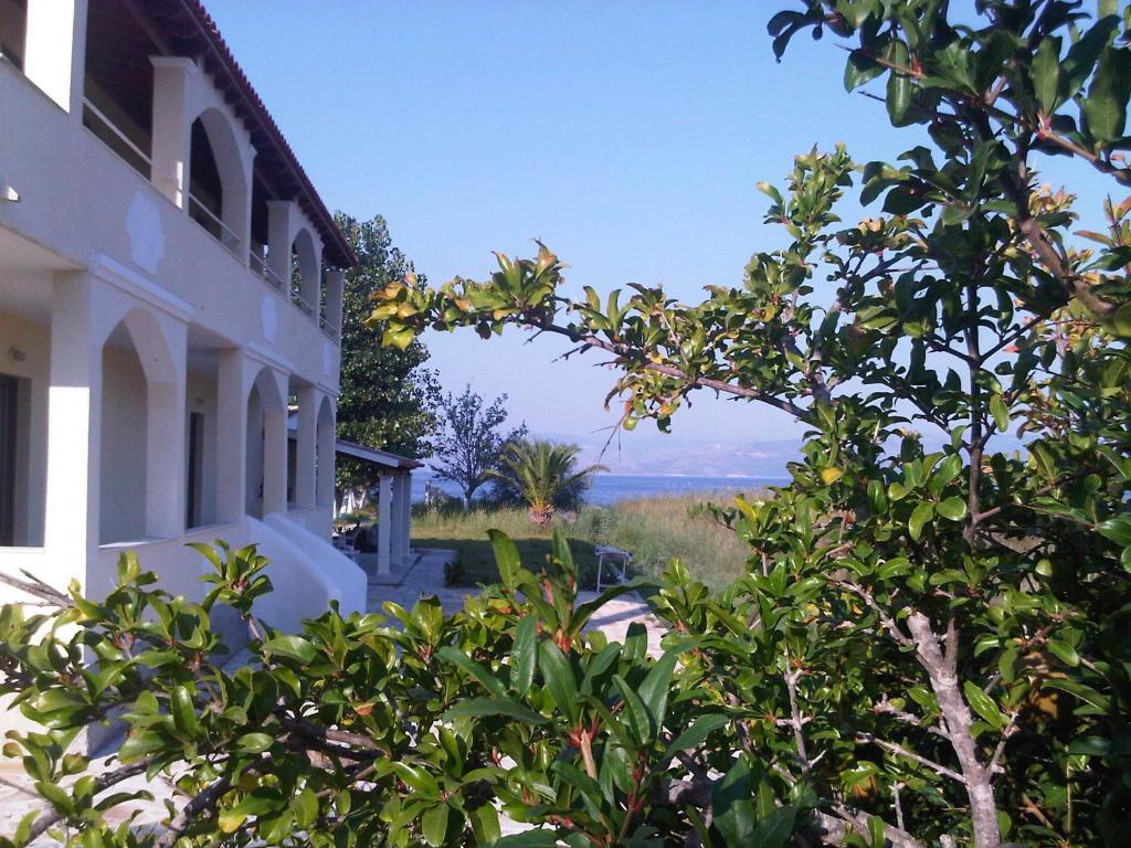 Virginia'S Beachfront Apartments Kávos المظهر الخارجي الصورة