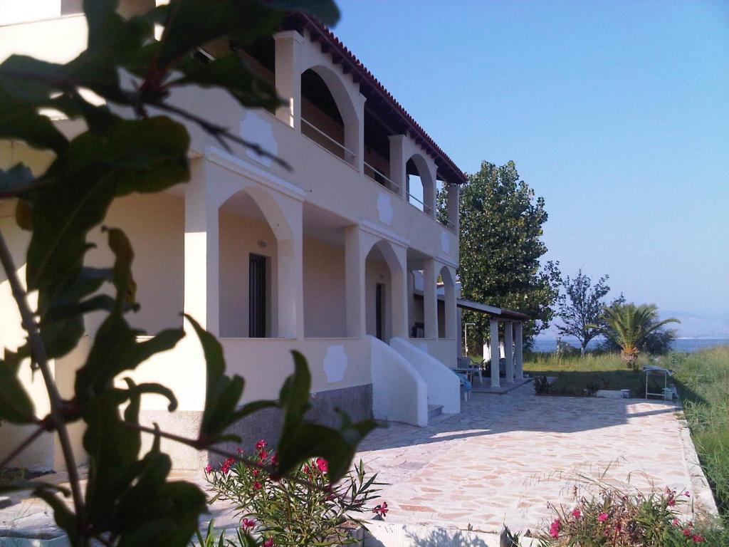 Virginia'S Beachfront Apartments Kávos المظهر الخارجي الصورة